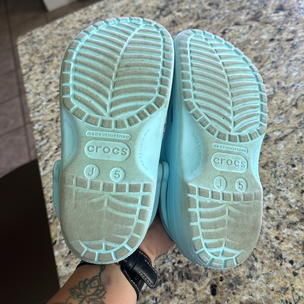 Girls blue crocs size J5 - Picture 3 of 4